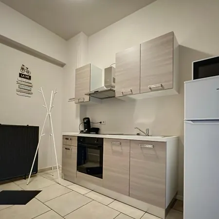 Station 173 A Bruxelles-Charleroi-Airport Apartment Exterior photo
